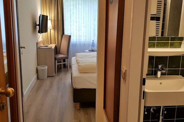 Room 15 of 42