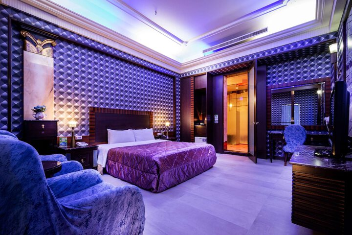 Room 32 of 83