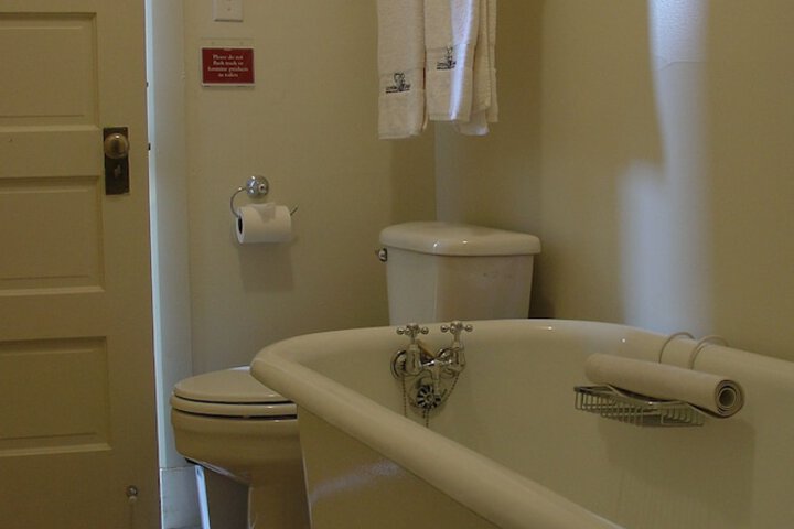 Deep soaking bathtub