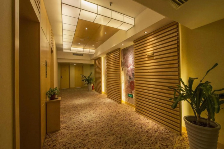 Room 12 of 25