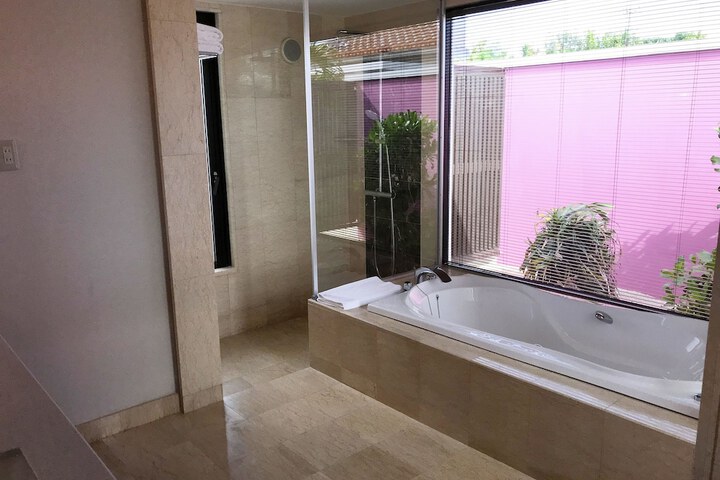 Deep soaking bathtub