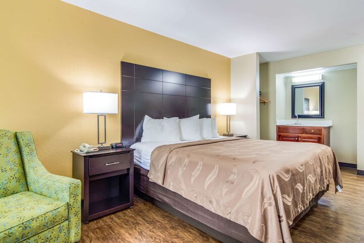 1 King Bed (17 of 28)
