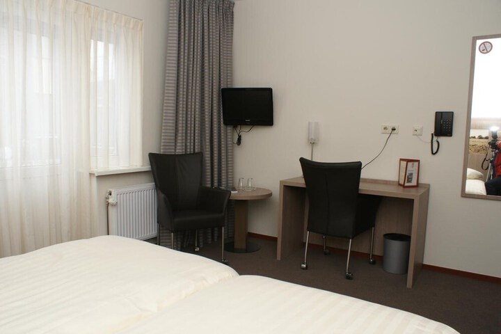 Room 5 of 33