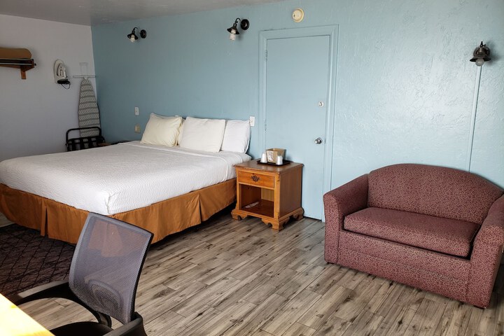 1 Bedroom Queen Bed (2 of 4)