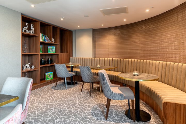 Lounge 62 of 74