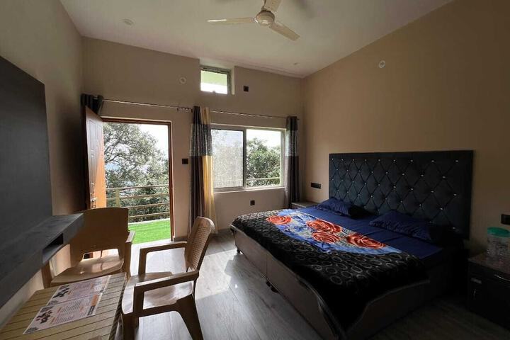 Room 4 of 12