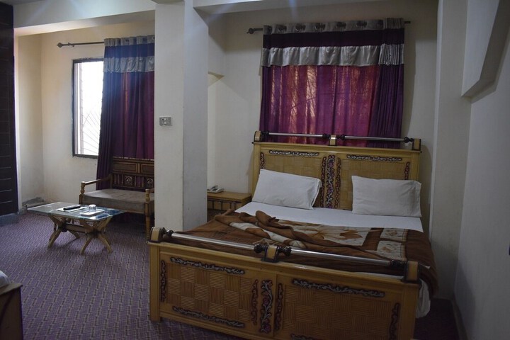 Room 10 of 16