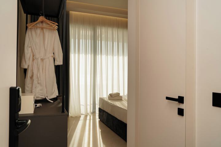 Room 42 of 177