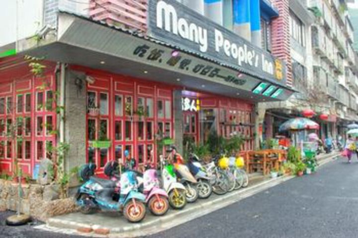 Many People Inn Shen Shan Road