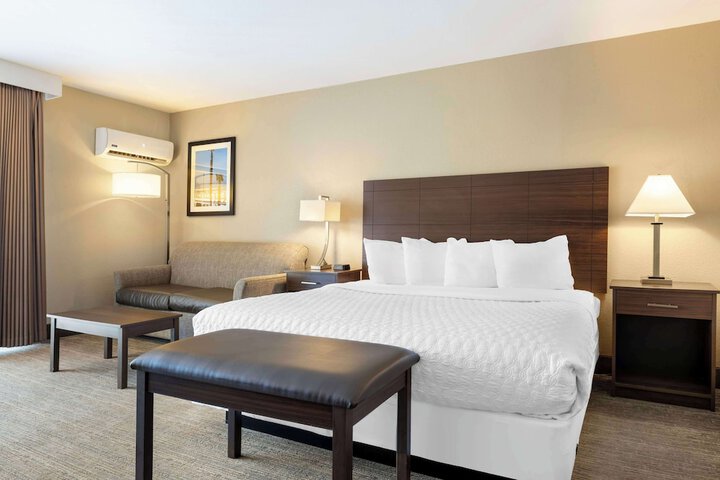 1 King Bed (2 of 20)