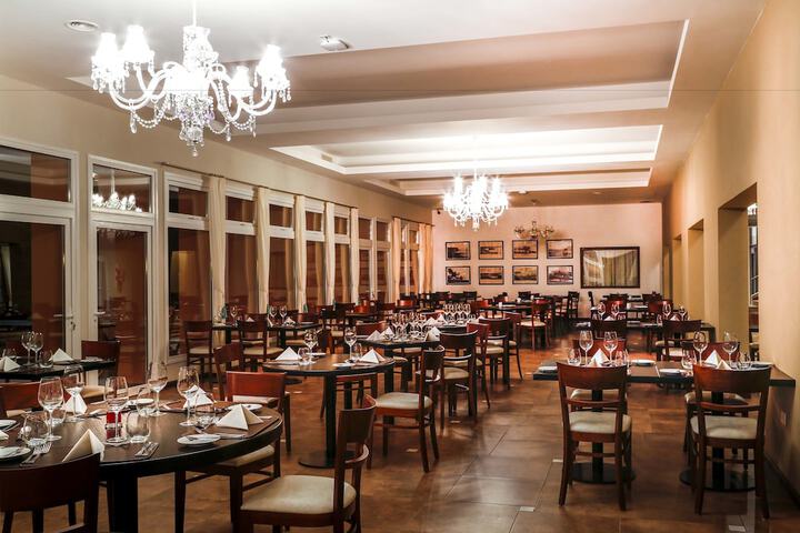 Dining 27 of 45
