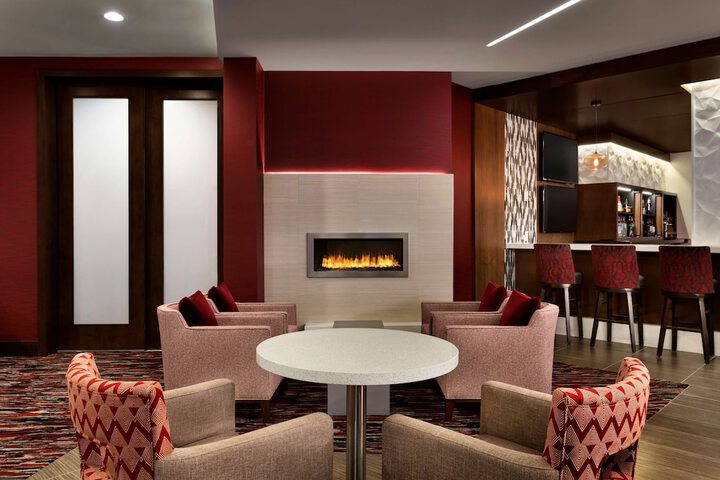 Lounge 25 of 40