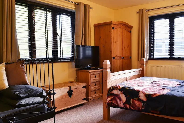 Room 5 of 17
