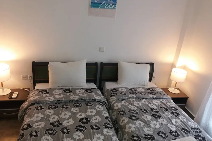 Room 4 of 9
