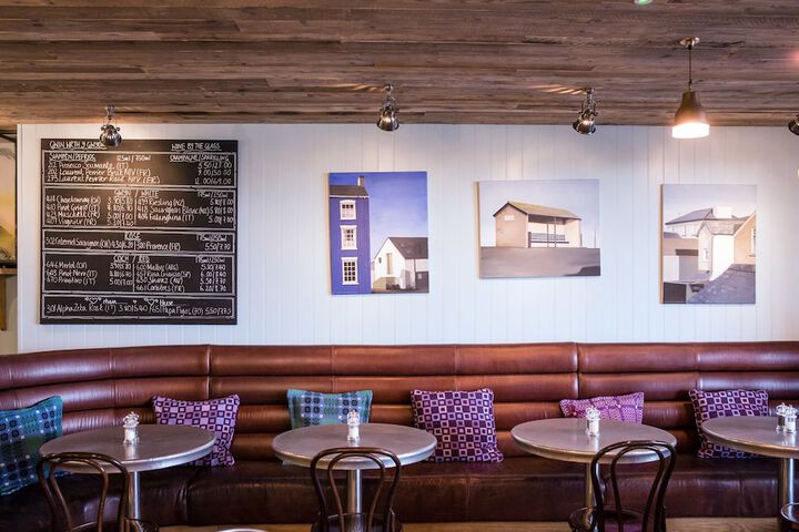 Lounge 66 of 84