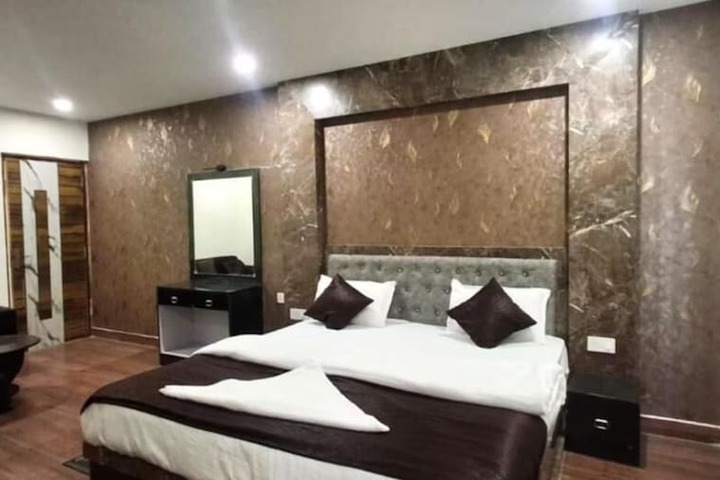 Room 4 of 9