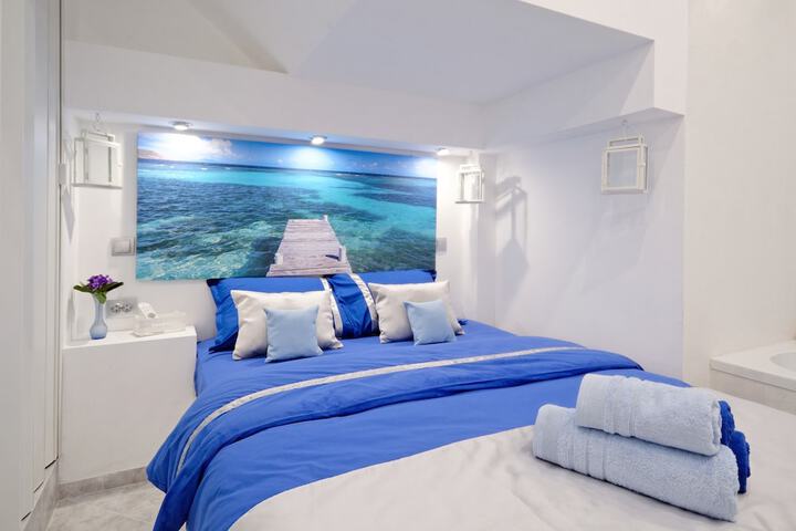 Room 3 of 77