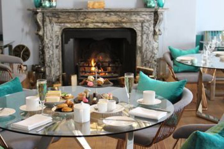 Lounge 6 of 24