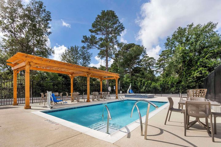 Swimming pool at Comfort Inn & Suites Huntsville Near University