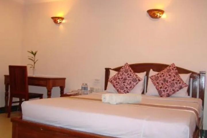 Room 4 of 12
