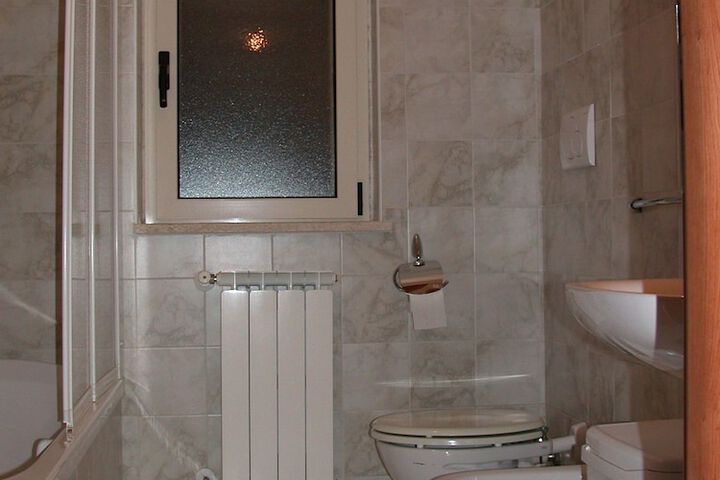 Room 16 of 34