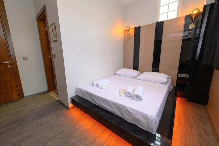 Room 4 of 66