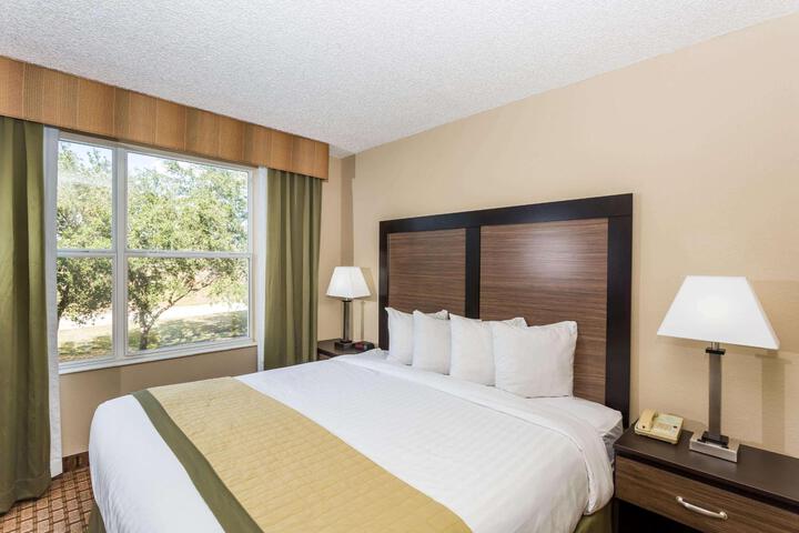 Standard | King Bed (14 of 17)