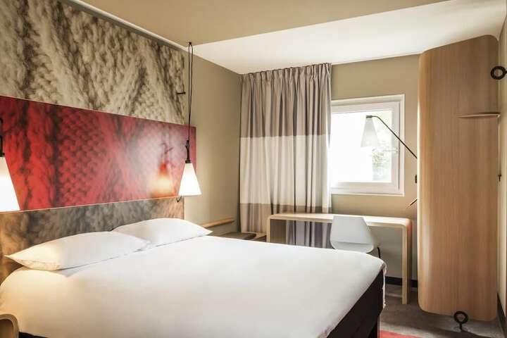 Room 32 of 77