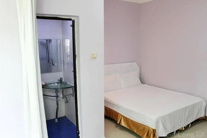 Room 25 of 28