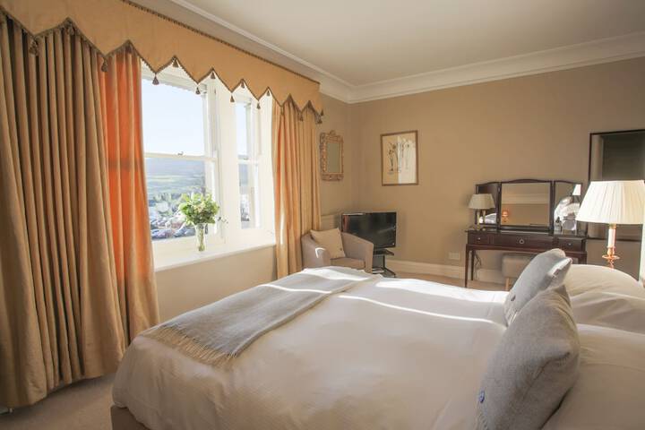 Room 25 of 240