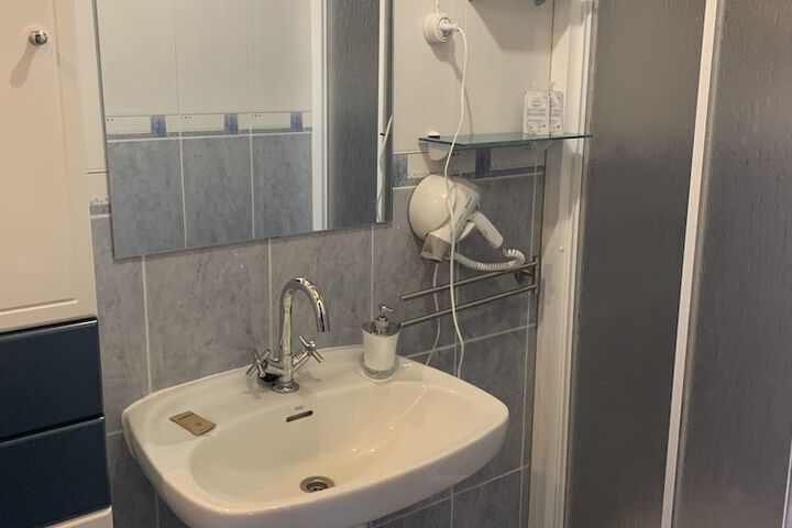Room 13 of 27