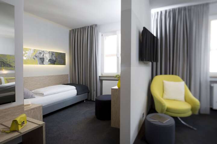 Room 11 of 32