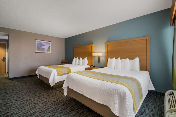 2 Queen Beds High Speed Internet Accessible Microwave, Refrigerator Full Breakfast (13 of 16)