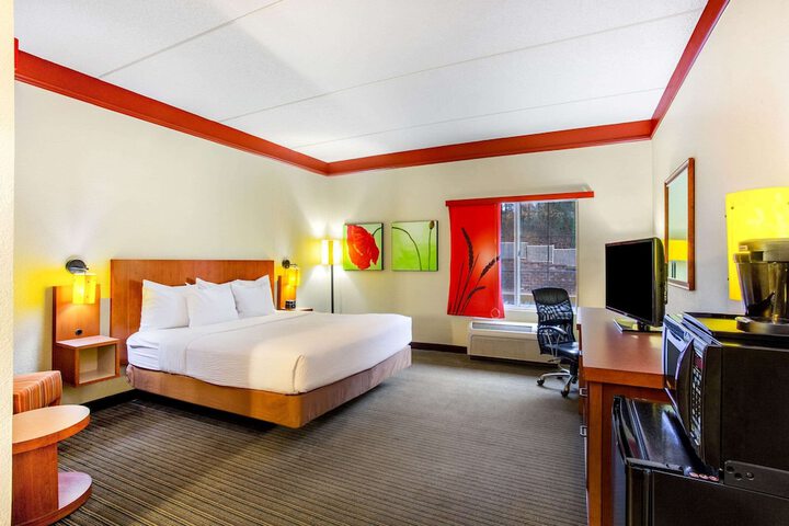1 King Bed Deluxe Room (9 of 16)
