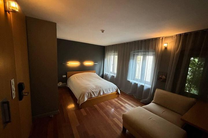 Room 9 of 25