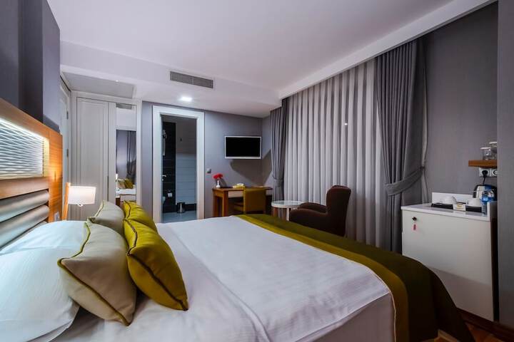 Room 6 of 12