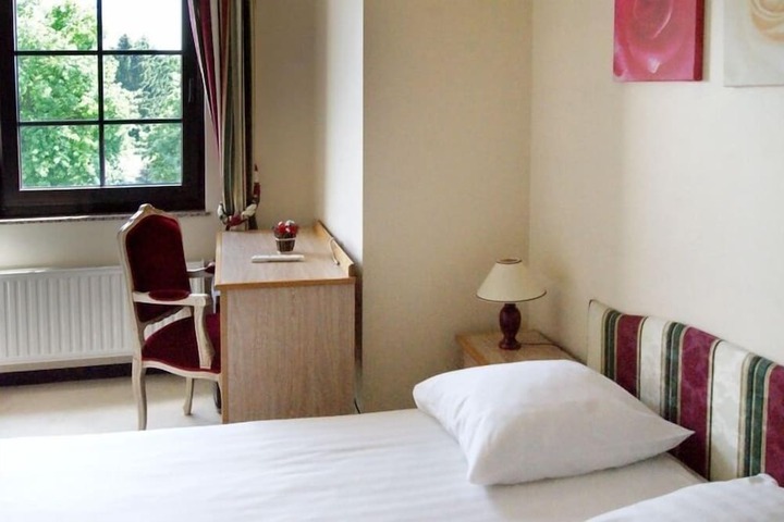 Room 12 of 33