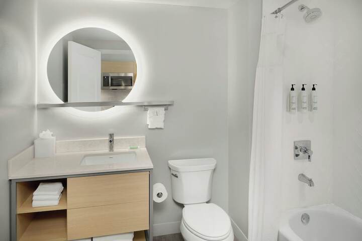 Room 33 of 47