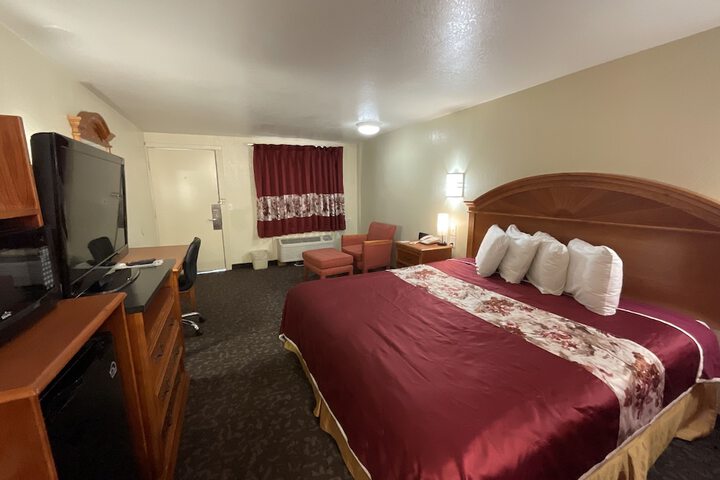 1 King Bed (8 of 17)