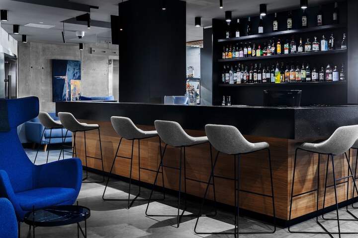 Lounge 93 of 108