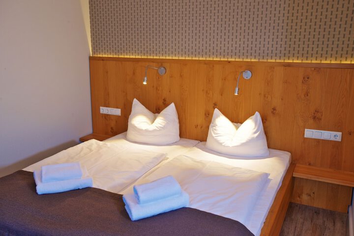Room 8 of 106