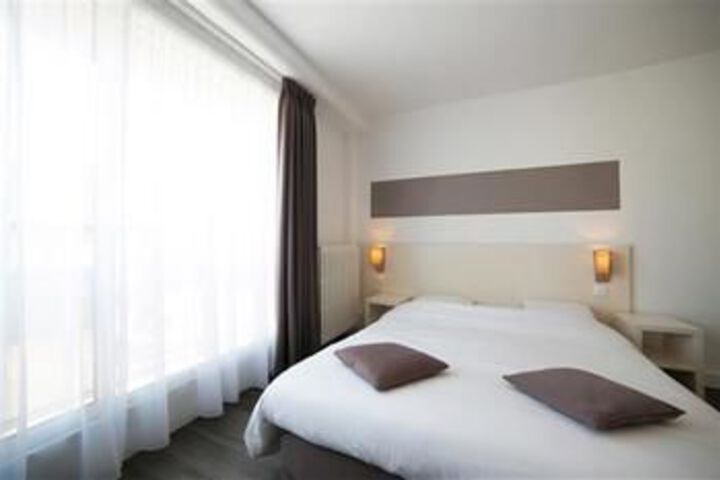 Room 32 of 60