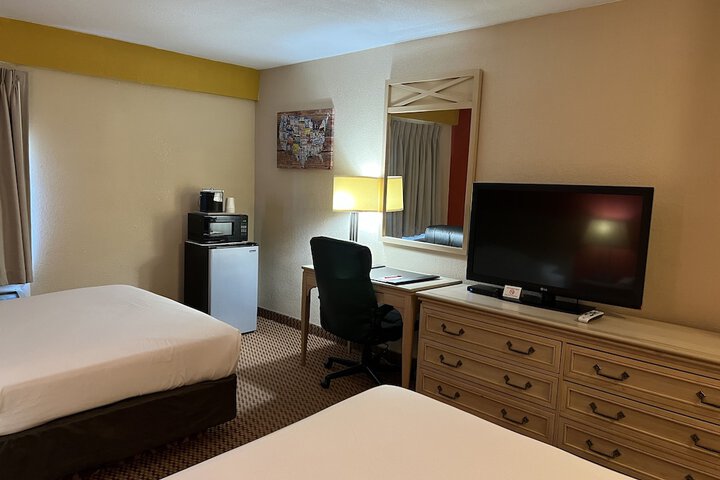 2 Queen Beds (3 of 13)