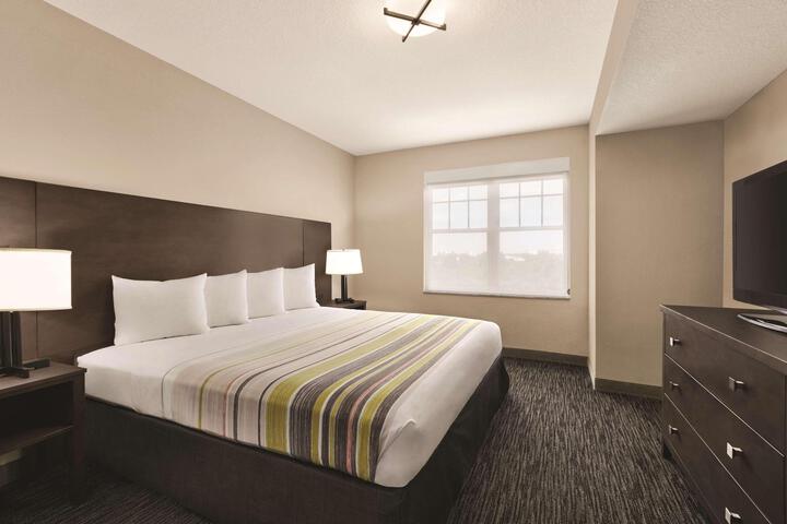 1 King Bed (5 of 15)