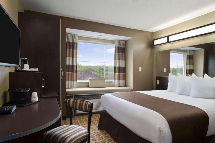 1 Queen Bed (2 of 3)