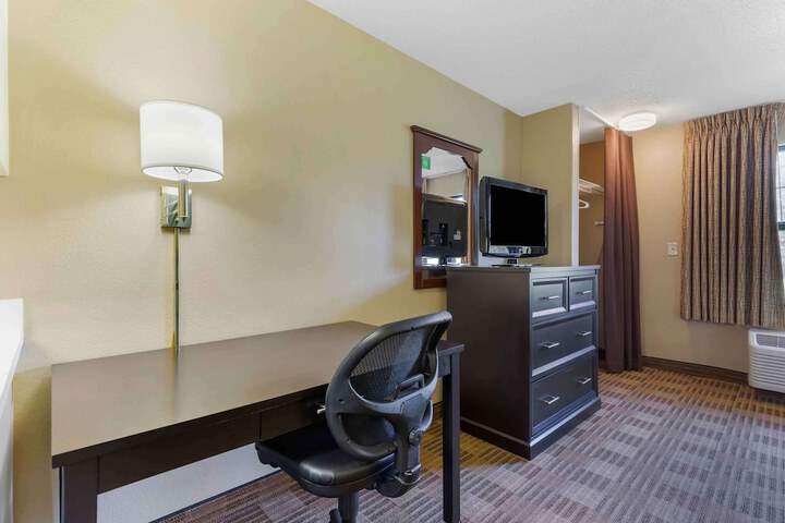 Queen Bed Kitchen (1 of 10)