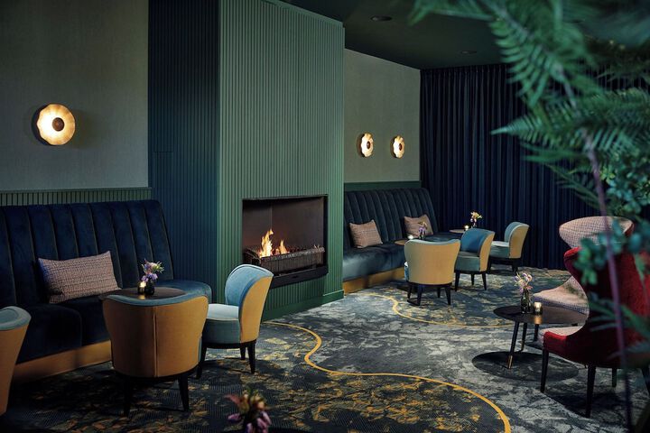 Lounge 43 of 53