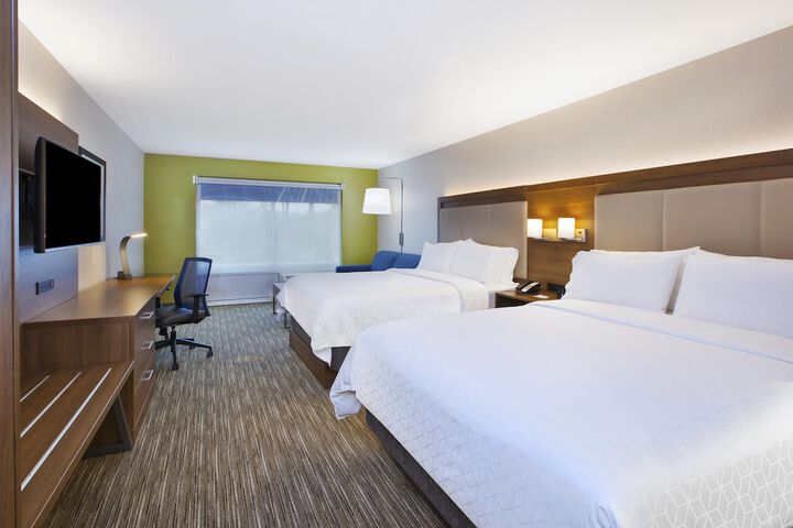 2 Queen Beds (1 of 9)