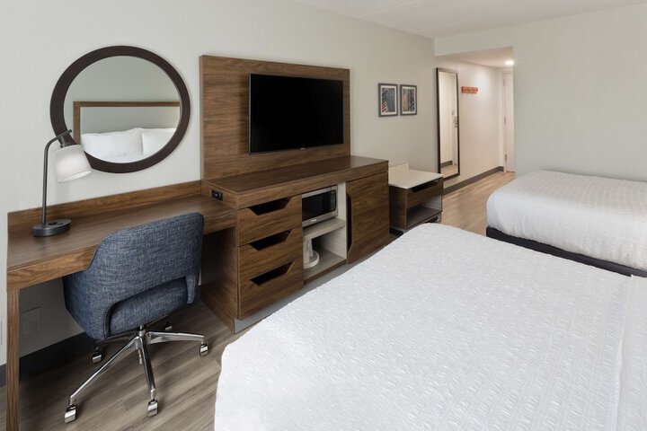 2 Queen Beds (2 of 4)