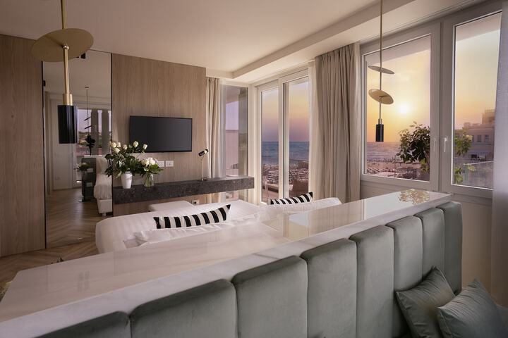 Room 10 of 80